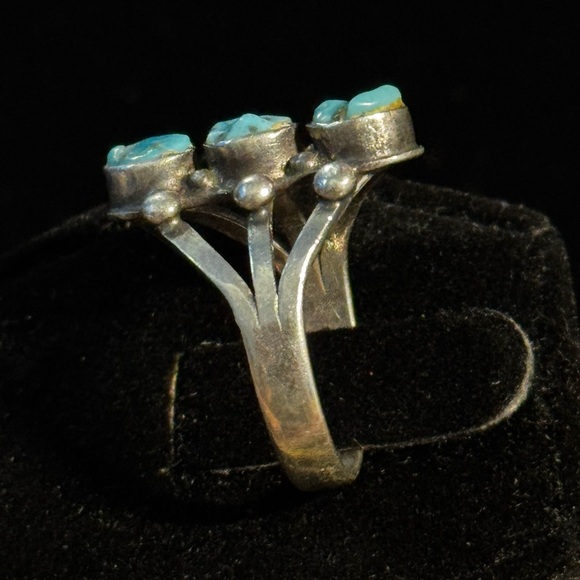 Vintage Native American Turquoise Sterling Silver Ring - Picture 3 of 4